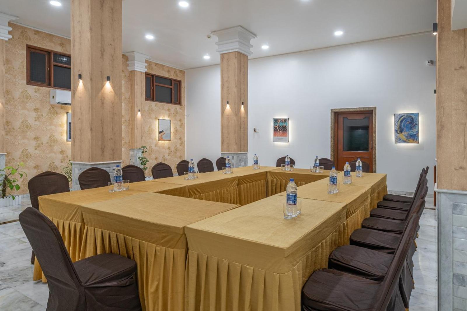 Hotel Apex Surat Exterior photo