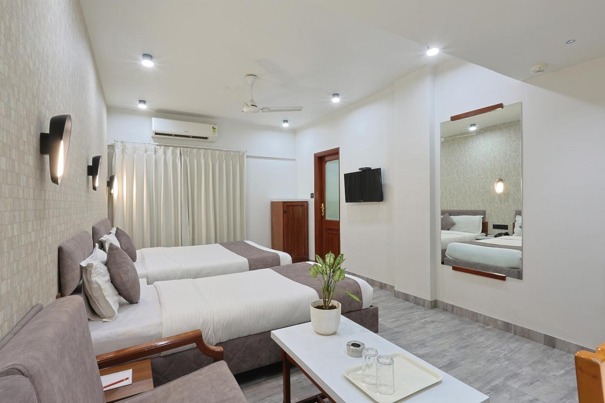 Hotel Apex Surat Exterior photo