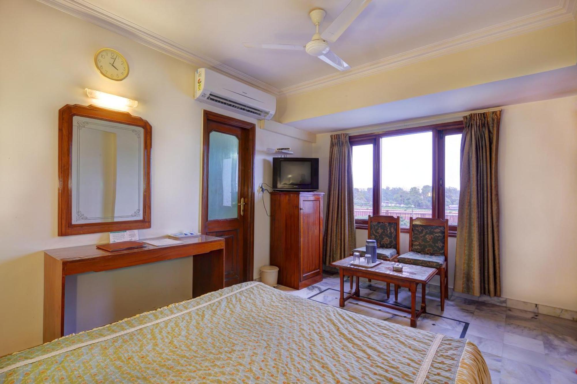 Hotel Apex Surat Exterior photo