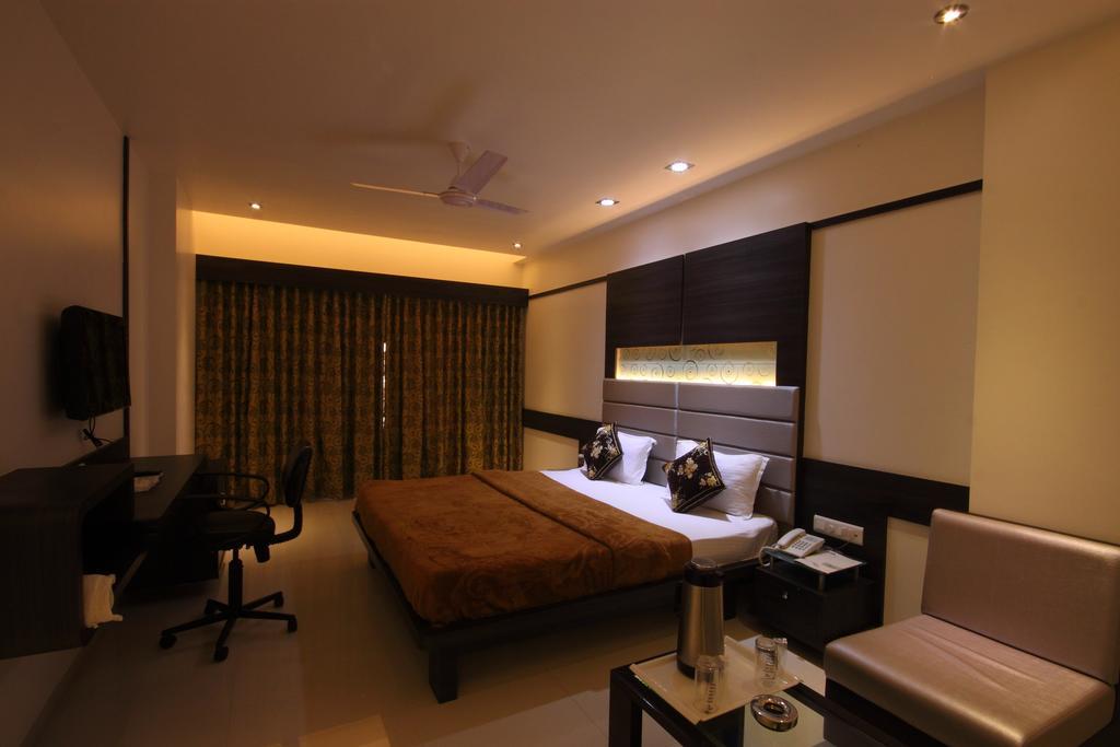 Hotel Apex Surat Room photo