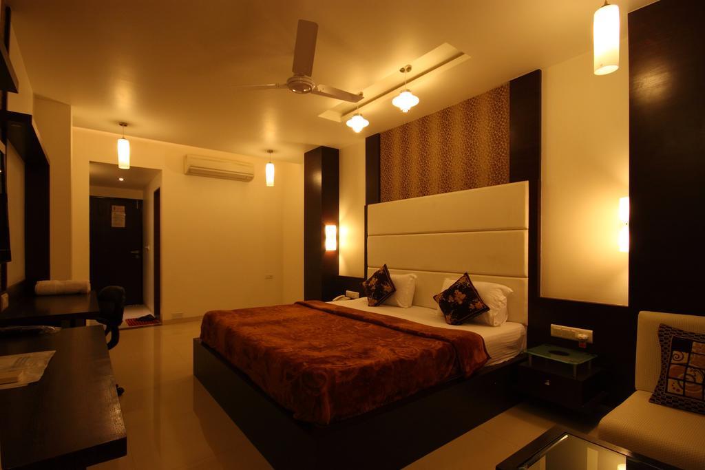 Hotel Apex Surat Room photo