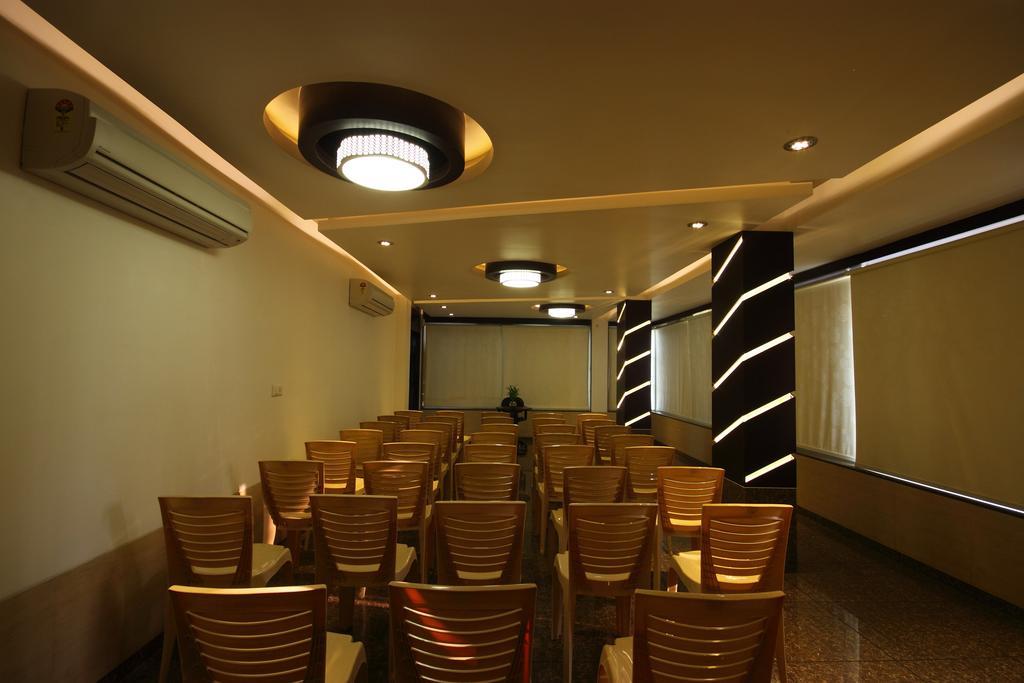 Hotel Apex Surat Exterior photo